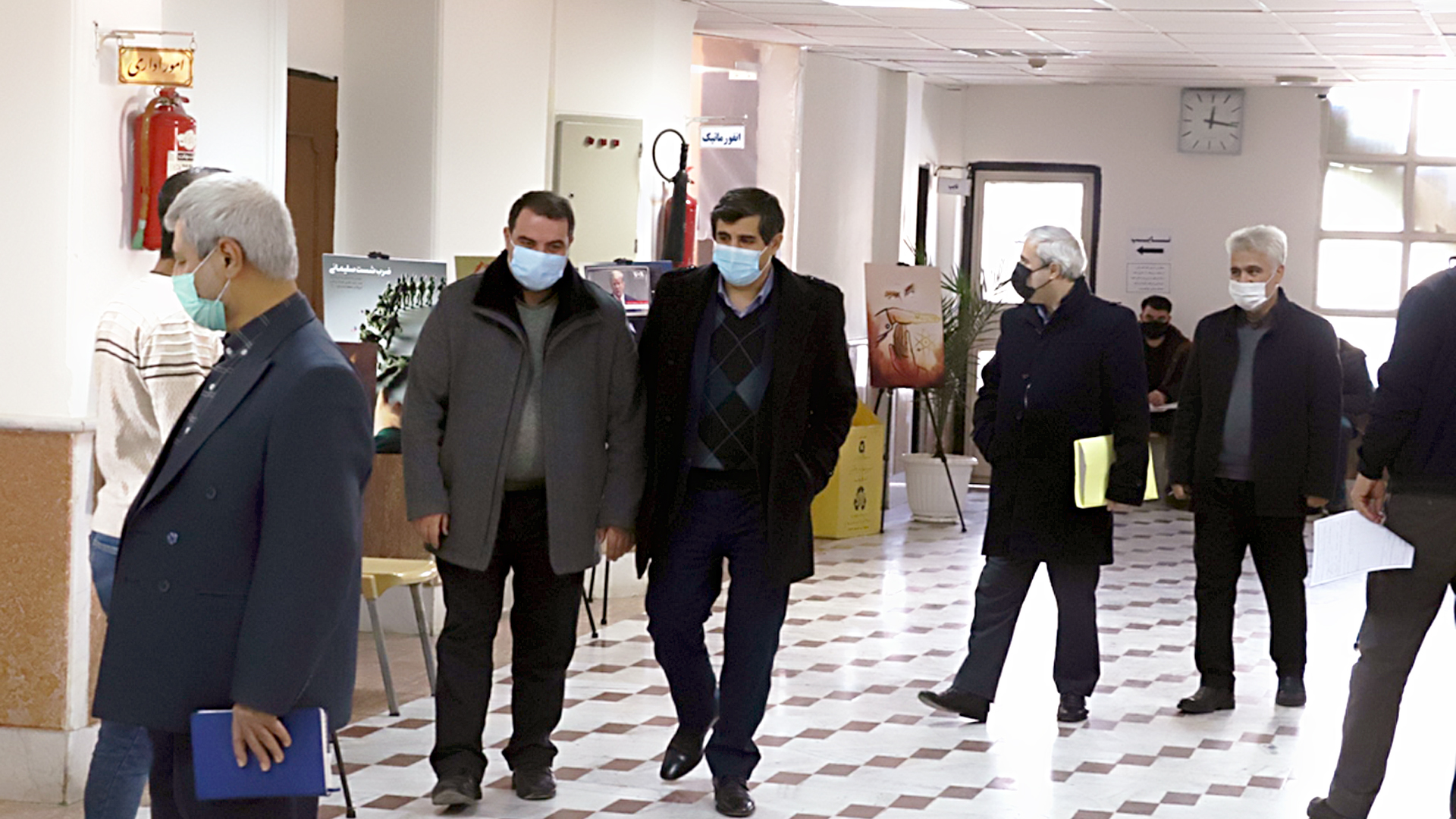 بازدید قائم مقام و معاون مالی ، اقتصادی شهردار تبریز از نمایشگاه آثار منتخب مسابقه طراحی پوستر و تصویر سازی " از قاسم تا محسن