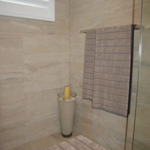 کاشی کف همیشه یکی از عناصر اصلی در طراحی یا نوسازی فضای داخلی سرویس بهداشتی شما است. به طور کلی ، صاحبان خانه می خواهند کاشی شیک ، شیک و جذاب اما مقرون به صرفه و بادوام در دکوراسیون حمام جدید خود قرار دهند. علاوه بر هماهنگی و تکمیل وسایل سرویس بهداشتی و سایر ویژگی های طراحی شده در اتاق ، کاشی های کف باید دکوراسیون مشخص و دلپذیری را برای خود ارائه دهند. خوشبختانه امروزه سازندگان و نوسازان منازل طیف گسترده ای از طرحهای کاشی کف را دارند که می توانند هنگام تصمیم گیری در مورد کفپوش حمام جدید از بین آنها انتخاب کنند. اکنون توجه و توجه بیشتری به تولید انواع مختلف ، سبک ها و الگوی کاشی های کف داده شده است ، بنابراین می توانید با تکیه بر دانش و مهارت همکاران ما در گروه خدمات ساختمانی الف برای یافتن کف ایده آل برای تکمیل دکوراسیون حمام جدید یا احیا شده خود بیش از هر زمان دیگری آسان تر باشد.